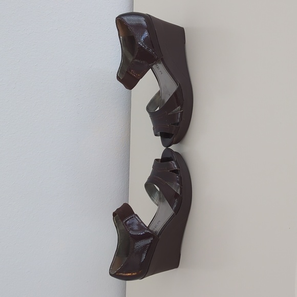 Cute brown patent Marc Fisher wedges - Picture 2 of 9